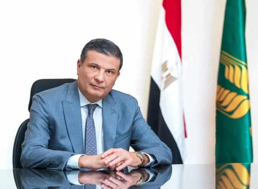 وزير الزراعة يتفقد صحة مسؤول حماية الأراضي في سوهاج بعد تعرضه للاعتداء أثناء حملة إزالة التعديات وزير الزراعة يتفقد صحة مسؤول حماية الأراضي في سوهاج بعد تعرضه للاعتداء أثناء حملة إزالة التعديات