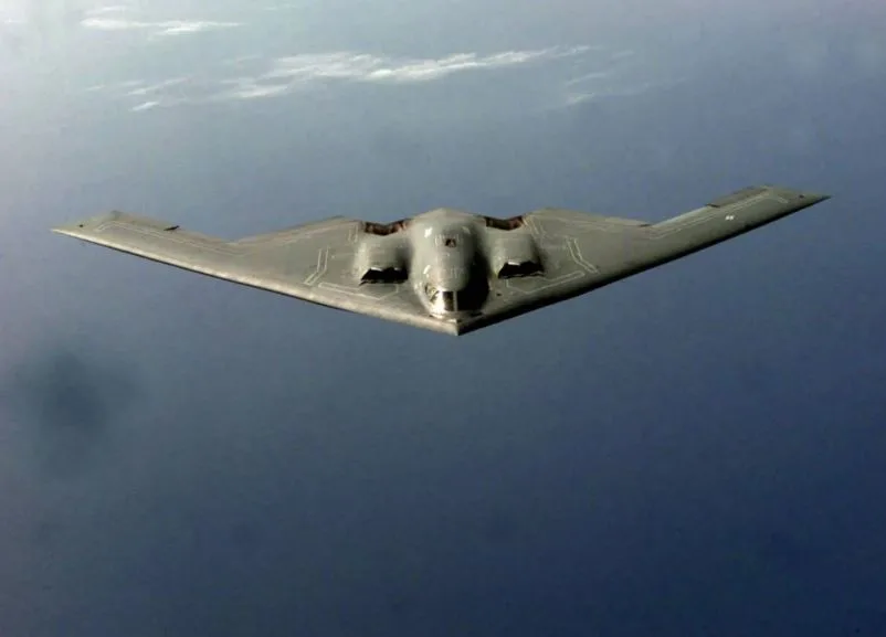 واشنطن بوست: القاذفات B-2 الأمريكية تتجه عبر المحيط الهادئ في وقت يفكر فيه ترامب في توجيه ضربات لإيران