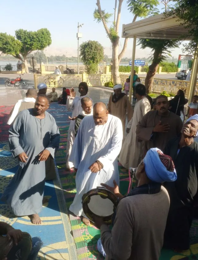 أهالي الكرنك يحيون اليوم الثاني من عيد الأضحى بحلقة ذكر ومديح أمام المسجد الكبير أهالي الكرنك يحيون اليوم الثاني من عيد الأضحى بحلقة ذكر ومديح أمام المسجد الكبير