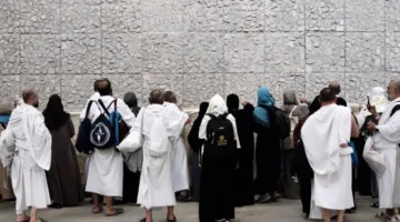 الحجاج يبدأون رمي الجمرات الكبرى في مشعر منى