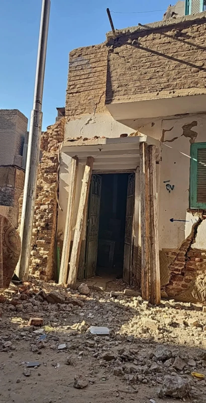 إخلاء 5 منازل في قنا نتيجة انهيارات ناتجة عن حفرة أثرية إخلاء 5 منازل في قنا نتيجة انهيارات ناتجة عن حفرة أثرية