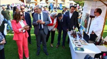 وزيرة التنمية المحلية تتجول في معرضي “أيادي مصر” وفعاليات خريجات منحة AUC SHE Can بالجامعة الأمريكية