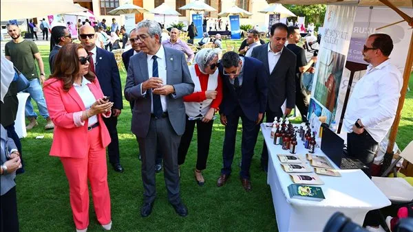 وزيرة التنمية المحلية تتجول في معرضي “أيادي مصر” وفعاليات خريجات منحة AUC SHE Can بالجامعة الأمريكية وزيرة التنمية المحلية تتجول في معرضي “أيادي مصر” وفعاليات خريجات منحة AUC SHE Can بالجامعة الأمريكية