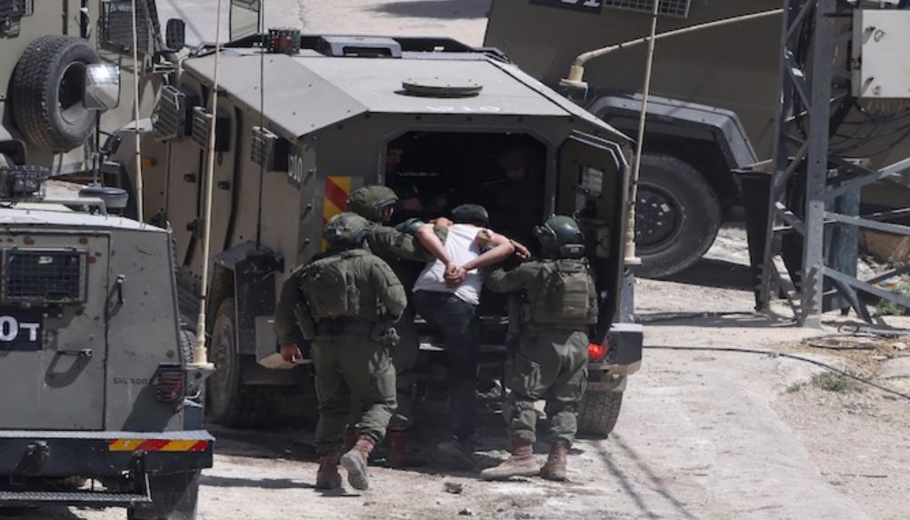 الاحتلال يعتقل 60 مواطناً فلسطينياً من الضفة الغربية