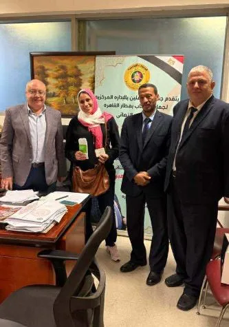 جمركي في مطار القاهرة يكتشف 9500 دولار ويعيدها لامرأة مسافرة