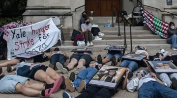طلاب جامعة نيويورك يستمرون في إضرابهم عن الطعام تضامنًا مع فلسطين.