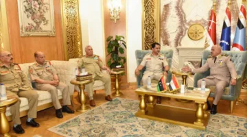 مصر وليبيا تعكفان على تعزيز التعاون في المجال العسكري وتنظيم الجهود لحماية الحدود ومكافحة الهجرة غير الشرعية.
