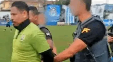 الشرطة تتدخل في الملعب وتقبض على الحكم خلال المباراة في حادثة غير عادية في البرازيل