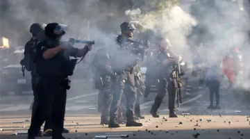 إغلاق طرقات وإحراق سيارات واعتقال أكثر من 100 شخص في لوس أنجلوس حتى الآن