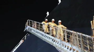 وزير البترول يقوم بجولة تفقدية في ميناء الإسكندرية لمتابعة تحضيرات سفينة التغييز.
