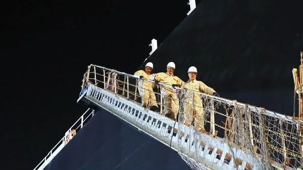 وزير البترول يقوم بجولة تفقدية في ميناء الإسكندرية لمتابعة تحضيرات سفينة التغييز.