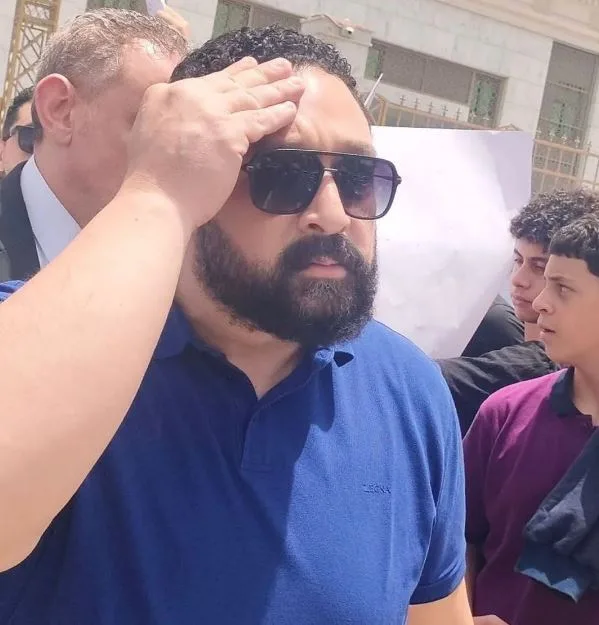 عمرو الدجوي ينفي انتحار أخيه: الفحص أظهر وجود ثلاث ف cartridges فارغة والباب الخلفي مفتوح. عمرو الدجوي ينفي انتحار أخيه: الفحص أظهر وجود ثلاث ف cartridges فارغة والباب الخلفي مفتوح.