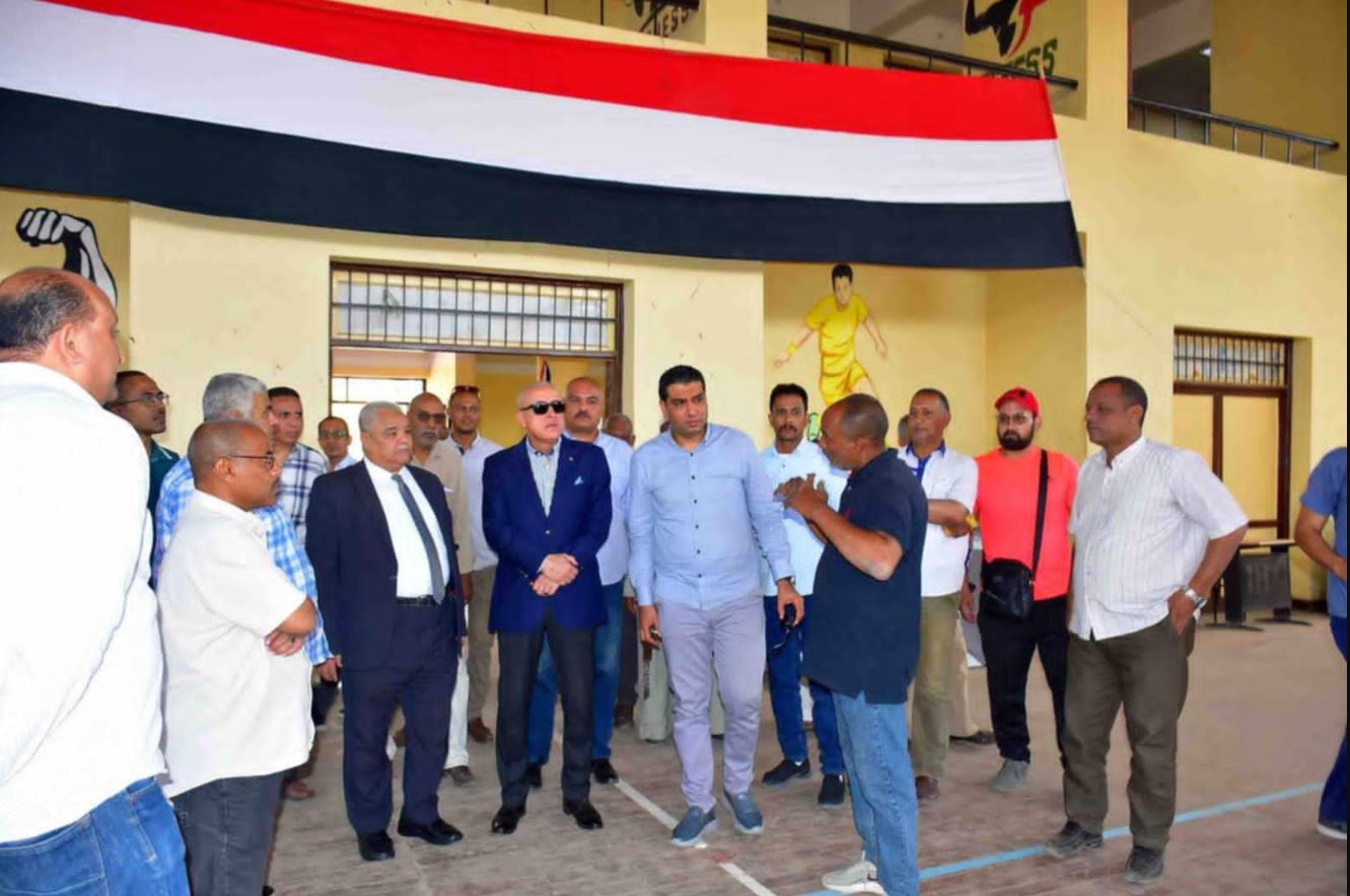 محافظ الأقصر يزور الصالة الرياضية المغلقة بإسنا ويعطي توجيهات لصيانتها وتوسيع فعالياتها الرياضية