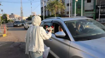 توزيع بطاقات تهنئة باسم الرئيس السيسي على المواطنين في كفر الشيخ بمناسبة عيد الأضحى