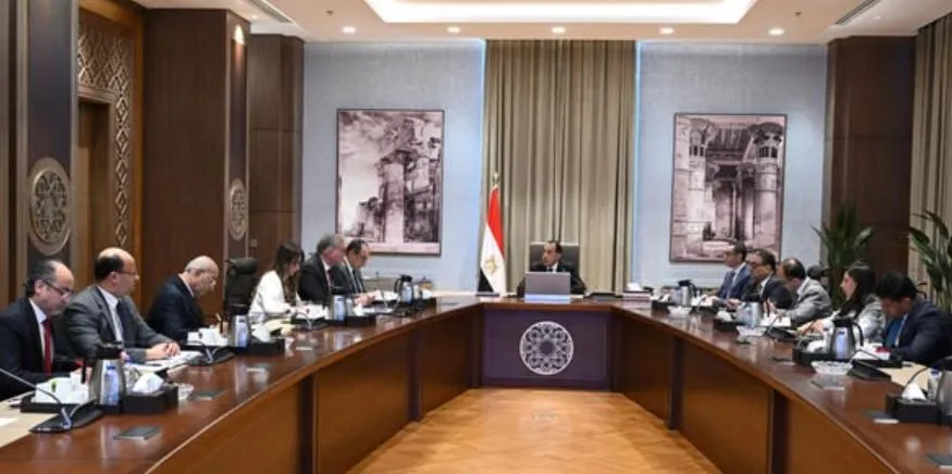 رئيس الوزراء يراقب تقدم برامج الطروحات الحكومية في مجالي البترول والقطاع العام. رئيس الوزراء يراقب تقدم برامج الطروحات الحكومية في مجالي البترول والقطاع العام.