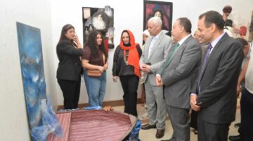 محافظ أسيوط يطلق معرض قضايا في قصر الثقافة بالتعاون مع طلاب الجامعة وذوي الهمم.