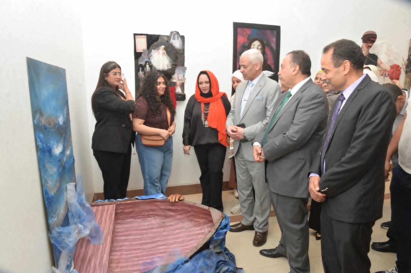 محافظ أسيوط يطلق معرض قضايا في قصر الثقافة بالتعاون مع طلاب الجامعة وذوي الهمم.