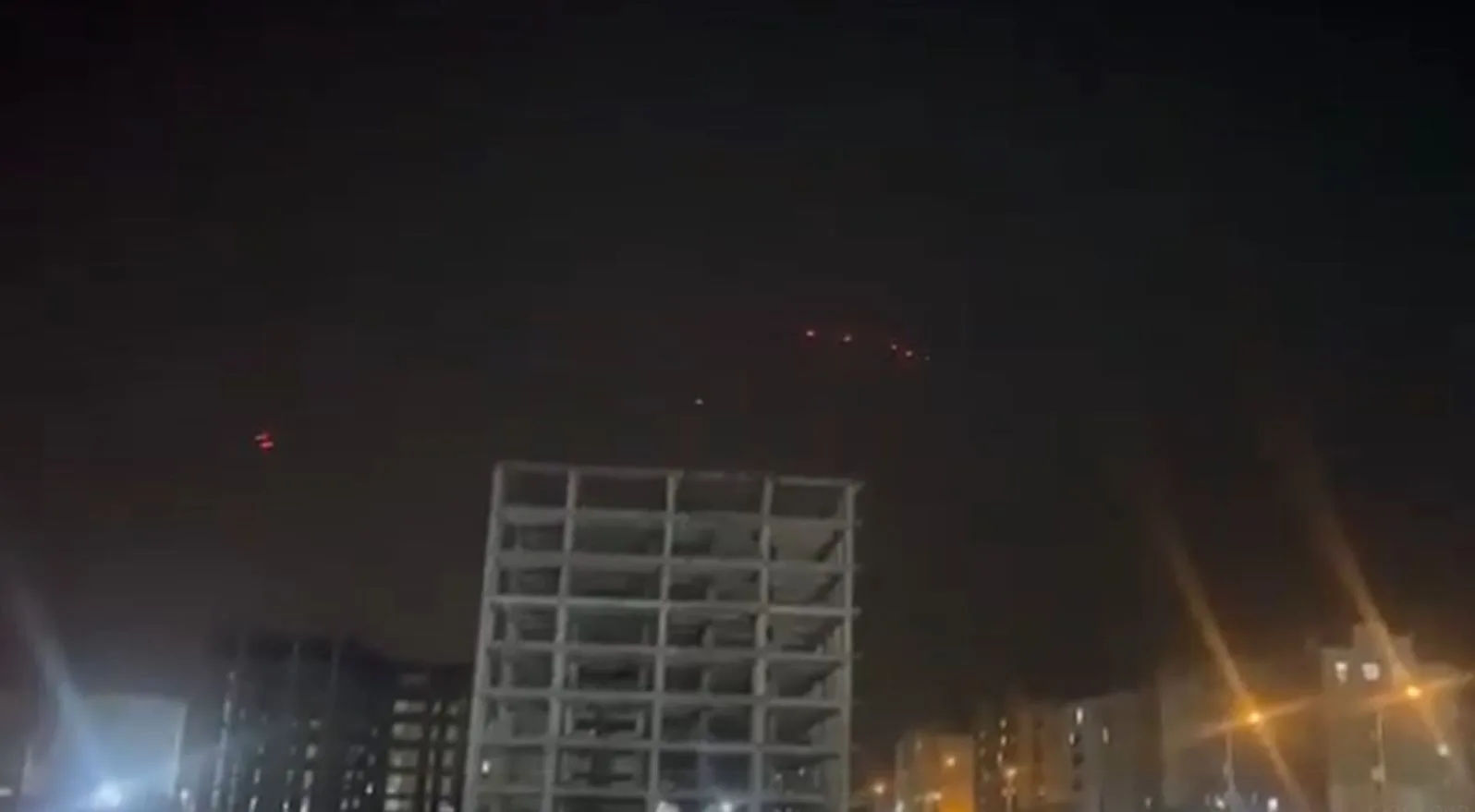 فيديو: بدء تشغيل الدفاعات الجوية الإيرانية في بندر عباس لاعتراض الهجمات الإسرائيلية