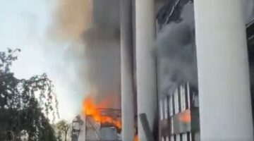 فيديو: اشتعال النيران في مبنى الإذاعة والتلفزيون الإيراني الذي استهدفته إسرائيل يوم أمس