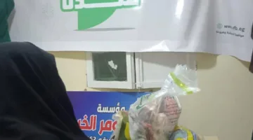 توزيع كراتين لحوم الأضاحي من بنك الطعام في مؤسسة حسن شومر الخيرية