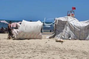 حملة لإزالة عشرين خيمة غير لائقة من شواطئ جمصة