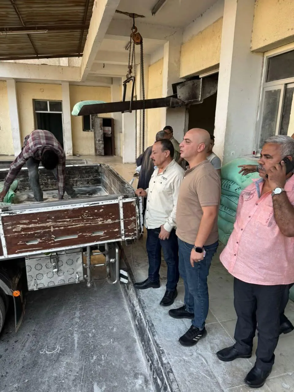 ضبط مركبة جامبو تحمل كميات ضخمة من الدقيق البلدي المهرب في الشرقية ضبط مركبة جامبو تحمل كميات ضخمة من الدقيق البلدي المهرب في الشرقية