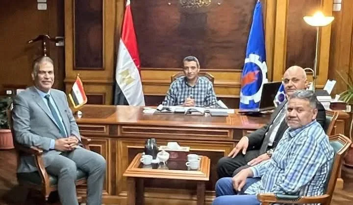 محافظ السويس يجتمع بوفد من إدارة نادي المنتخب ونقابة المحامين