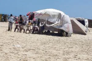 إزالة 30 خيمة غير قانونية من شاطئ جمصة
