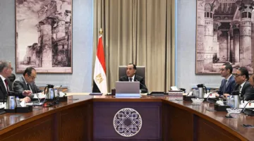 رئيس الوزراء يراقب تقدم تنفيذ خطة الطروحات الحكومية في مجالي البترول والقطاع العام.