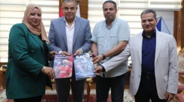 رئيس جامعة كفر الشيخ يستلم نسخاً من مشاريع التدريب في كلية الآداب لقسم الصحافة بالإعلام.