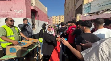توزيع مياه معدنية وشوكولاتة وأقلام وورد على طلاب الثانوية العامة في الفيوم