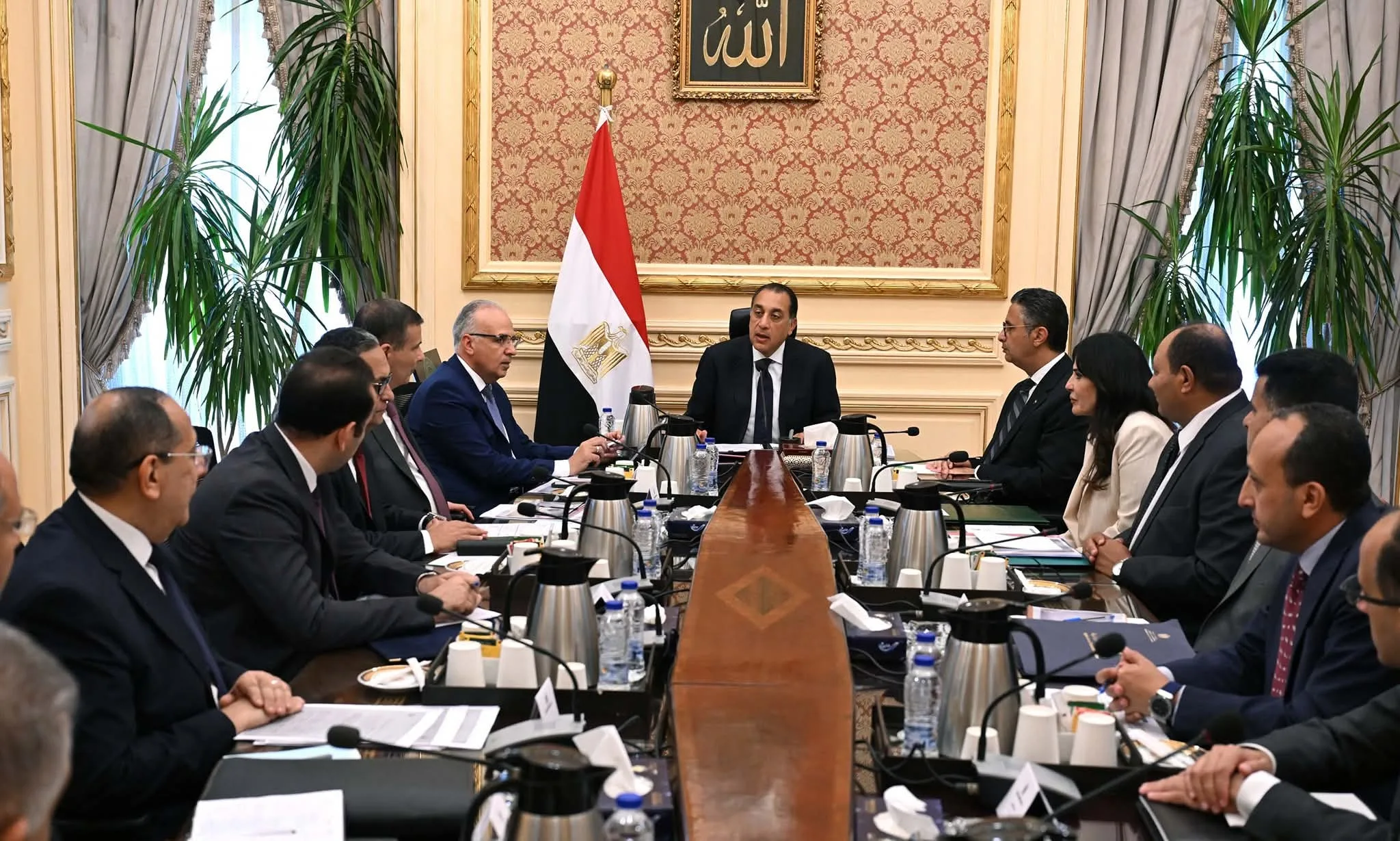 رئيس الوزراء يتفقد مع الوزارات المعنية تحسين نظام الري لزراعة قصب السكر. رئيس الوزراء يتفقد مع الوزارات المعنية تحسين نظام الري لزراعة قصب السكر.