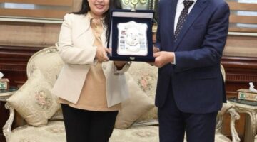 محافظ المنيا يكرّم مديرة مستشفى الرمد ويأمر بصرف مكافأة تحفيزية لجميع الموظفين