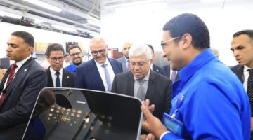 وزير التعليم العالي ومحافظ القليوبية يتفقدان مركز الأبحاث والتطوير لمجموعة “العربي” في بنها.