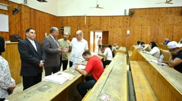 نائب رئيس جامعة الفيوم يزور كلية السياحة والفنادق لتفقد سير الامتحانات.