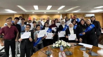 محافظ الجيزة يوزع شهادات تقدير على أعضاء برلمان طلائع المحافظة تقديرًا لجهودهم وتمثيلهم المتميز