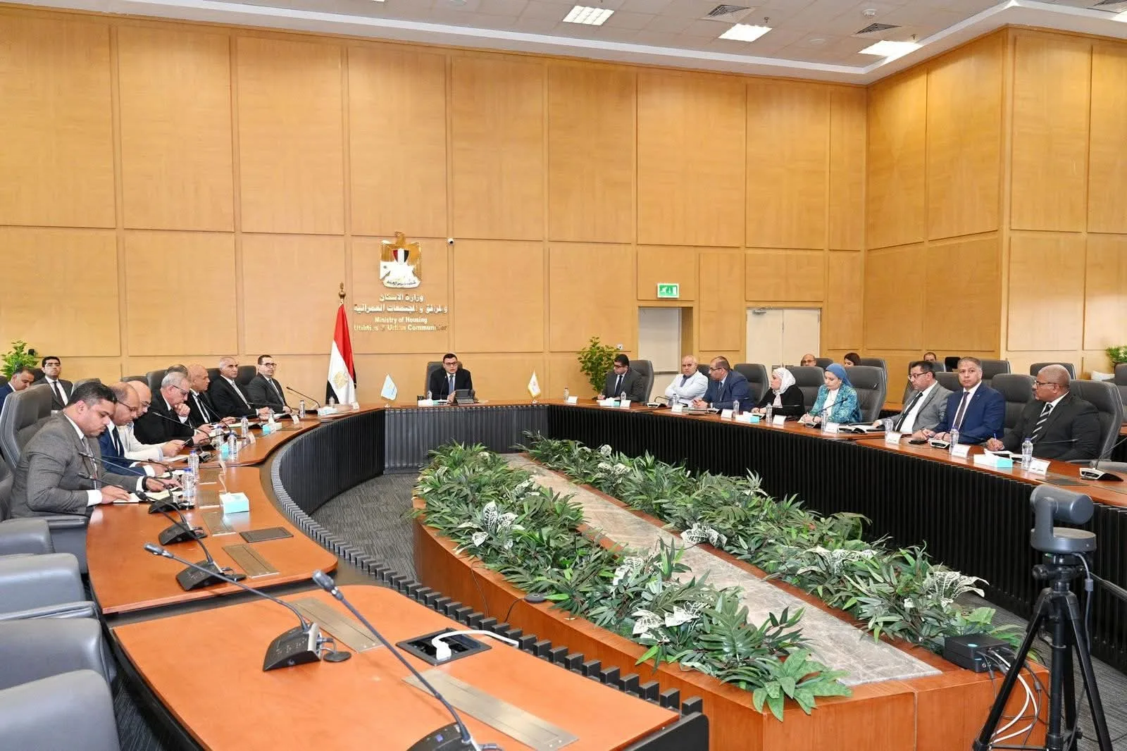 وزير الإسكان يجتمع مع اللجنة التنسيقية العليا وزير الإسكان يجتمع مع اللجنة التنسيقية العليا