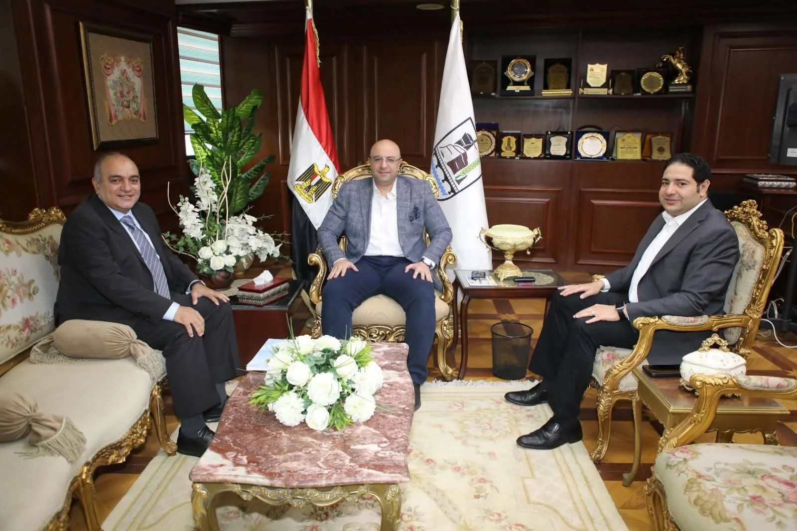 محافظ بني سويف يجتمع مع نائب وزير المالية لشؤون السياسات العامة