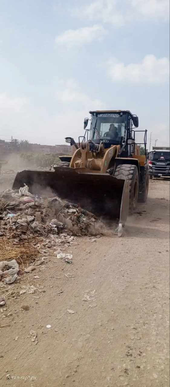 وحدة التدخل السريع تنجح في إزالة 1050 طن من القمامة ومخلفات المباني والورش من مدينة القنايات في الشرقية وحدة التدخل السريع تنجح في إزالة 1050 طن من القمامة ومخلفات المباني والورش من مدينة القنايات في الشرقية