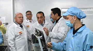 جولة لرئيس الوزراء في مصنع 6 أكتوبر لإنتاج شاشات التلفاز والهواتف المحمولة