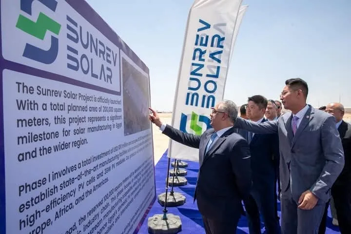 رئيس المنطقة الاقتصادية لقناة السويس يشارك في تدشين مشروع مجمع صناعي لاحتياجات الطاقة الشمسية رئيس المنطقة الاقتصادية لقناة السويس يشارك في تدشين مشروع مجمع صناعي لاحتياجات الطاقة الشمسية