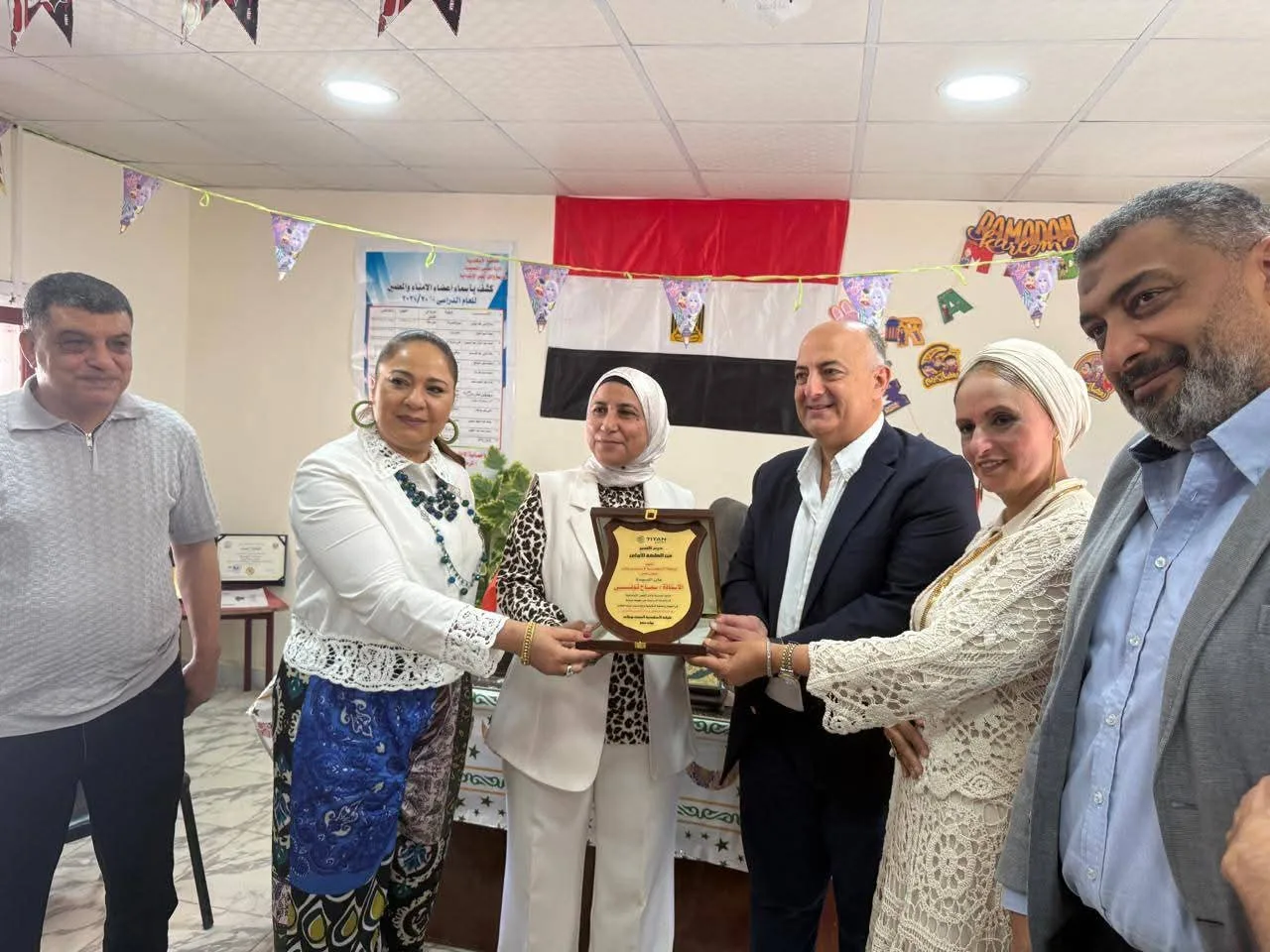 احتفال مدرسة وادي القمر بفوزها بالمركز الأول في محافظة الإسكندرية احتفال مدرسة وادي القمر بفوزها بالمركز الأول في محافظة الإسكندرية