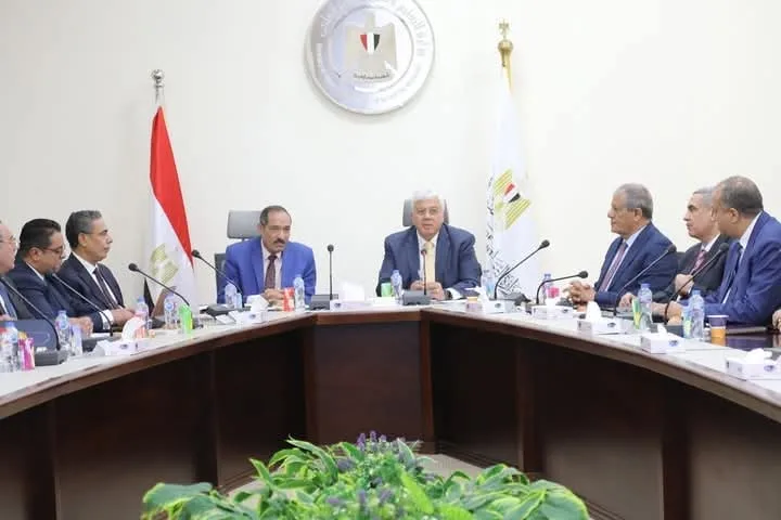 وزير التعليم العالي يلتقي بأعضاء اللجنة العليا لتحديد عمداء المعاهد الخاصة العليا