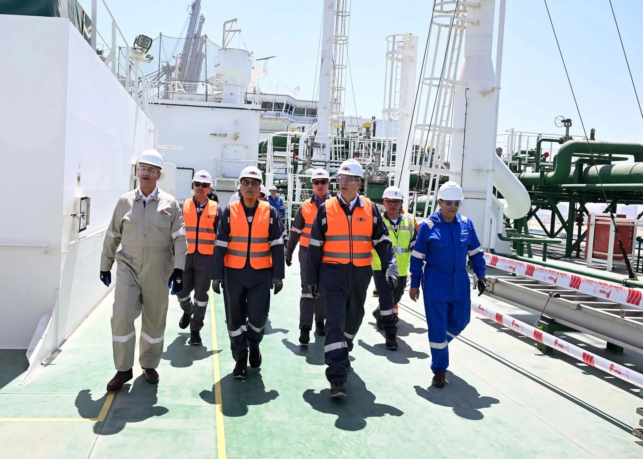 رئيس الوزراء يبدأ زيارته لميناء العين السخنة بتفقد سفينة نقل الغاز الطبيعي المسال “Energos Eskimo” رئيس الوزراء يبدأ زيارته لميناء العين السخنة بتفقد سفينة نقل الغاز الطبيعي المسال “Energos Eskimo”