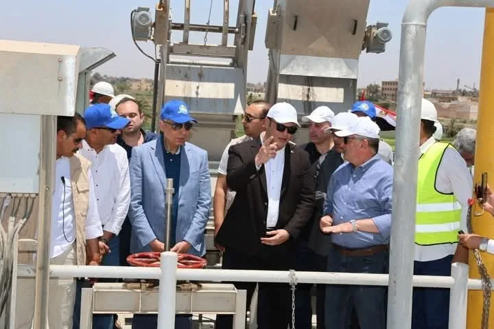 وزير الإسكان ومحافظ المنيا يزوران محطتي مياه الشرب العدوة الجديدة ومحطة 1 و2 في المحافظة