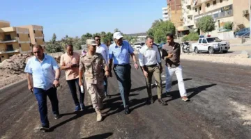 محافظ أسوان يراقب تقدم الأعمال في مشروع تطوير وتجديد طريق السادات