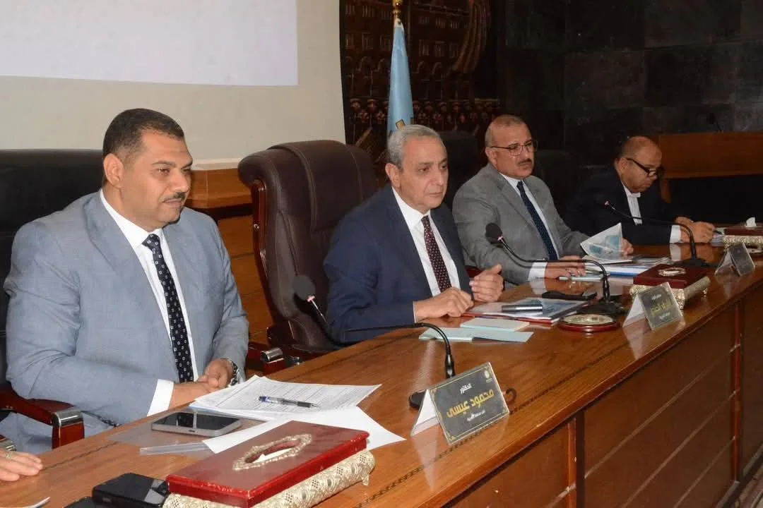 الضابط يرأس اجتماع المجلس التنفيذي ويوافق على تخصيص أراضٍ لإنشاء مدارس ومحطات معالجة مياه. الضابط يرأس اجتماع المجلس التنفيذي ويوافق على تخصيص أراضٍ لإنشاء مدارس ومحطات معالجة مياه.