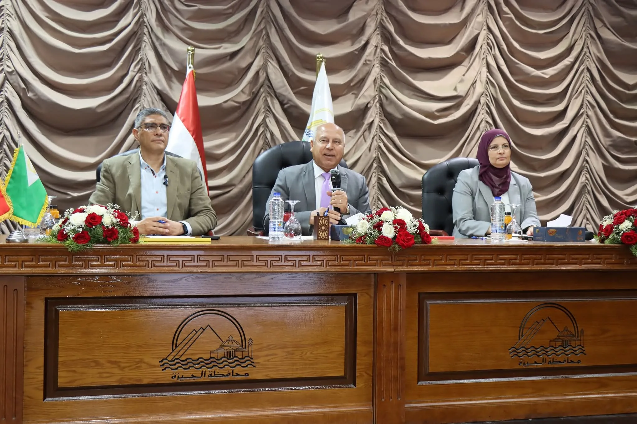 وزير الصناعة والنقل يناقش مع محافظ الجيزة ومستثمري المنطقة أهم القضايا والتحديات التي تواجه المنطقة وزير الصناعة والنقل يناقش مع محافظ الجيزة ومستثمري المنطقة أهم القضايا والتحديات التي تواجه المنطقة