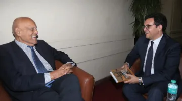 وزير الثقافة يرحب بالسير مجدي يعقوب قبل احتفالية تكريمه والكشف عن تفاصيل تمثال “طبيب القلوب”
