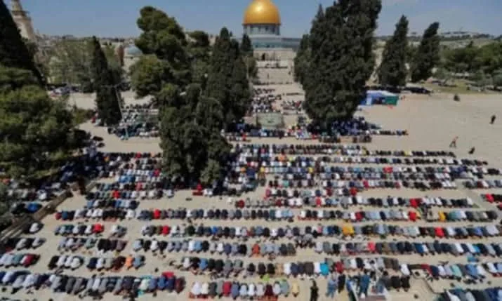 مصلو القدس الشرقية يفضلون الصلاة في المساجد المحلية بسبب التوترات الأمنية رغم فتح المسجد الأقصى مصلو القدس الشرقية يفضلون الصلاة في المساجد المحلية بسبب التوترات الأمنية رغم فتح المسجد الأقصى